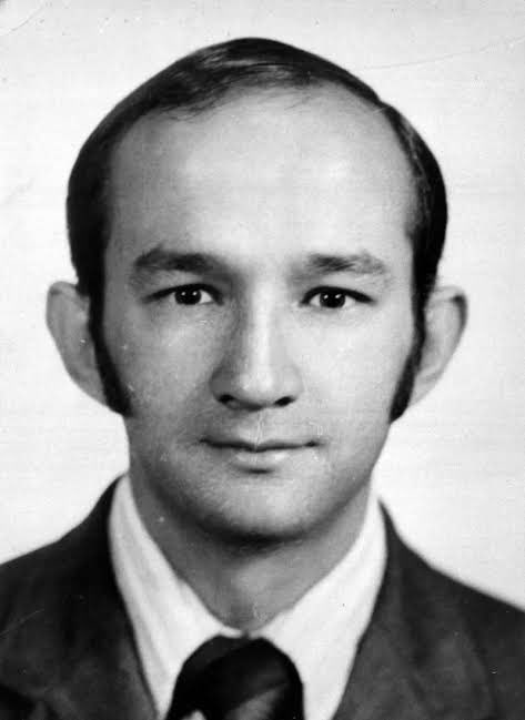 Cuauhtemoc_1521's tweet photo. ¿Qué tan preparado académicamente estaba Carlos Salinas de Gortari antes de convertirse en presidente de México?

Su formación comenzó en la Escuela Nacional Preparatoria No. 1, en el Antiguo Colegio de San Ildefonso. Después estudió Economía en la UNAM, donde obtuvo su título en 1970. Pero su preparación continuó en Estados Unidos: en Harvard obtuvo una maestría en Administración Pública en 1973, una maestría en Economía Política en 1976 y, finalmente, un doctorado en Economía Política y Gobierno en 1978.

Así, antes de llegar a la Presidencia en 1988, Salinas había construido una formación académica especializada en economía, administración pública y gobierno, combinando su licenciatura en la UNAM con tres grados de posgrado obtenidos en Harvard.