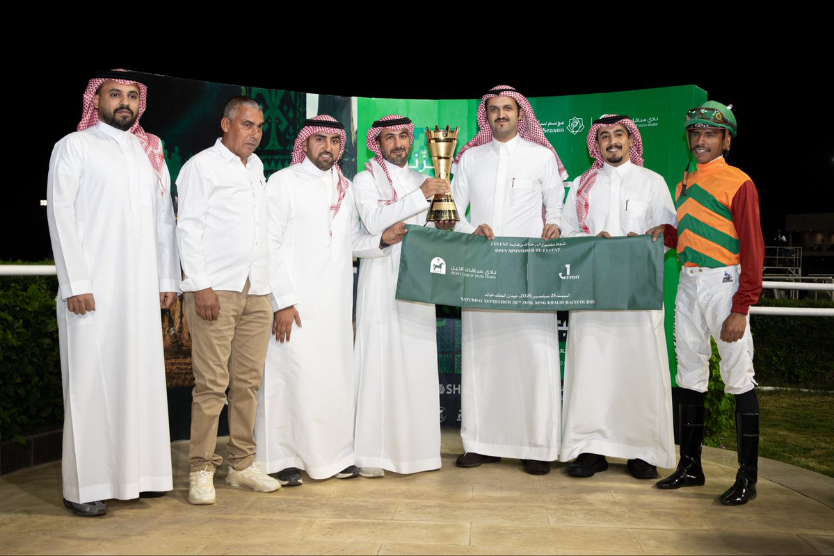 JockeyClub_SA's tweet photo. الشوط السابع | الحفل 20

الأستاذ عبدالله سامي الخليفي، المدير التنفيذي للعمليات لـ جي إيفنت، يسلّم كأس بطولة ميدان الملك خالد للخيل العربية إلى طاقم الإسطبل.

◻️ الفائز: بشرى
◻️ المالك: خالد سالم محمد اللهيبي https://t.co/pVQgFMKsQ6