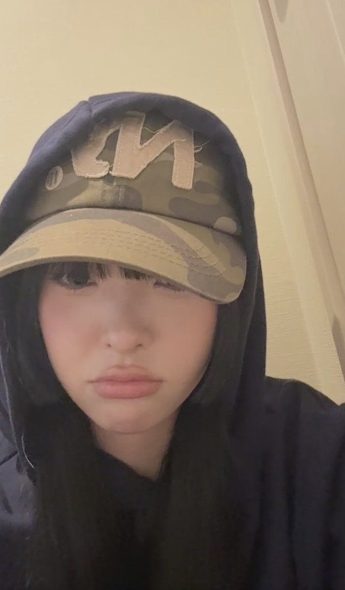 xeanrin's tweet photo. hey u got games on yuor phone? https://t.co/SL34vNh3Tq