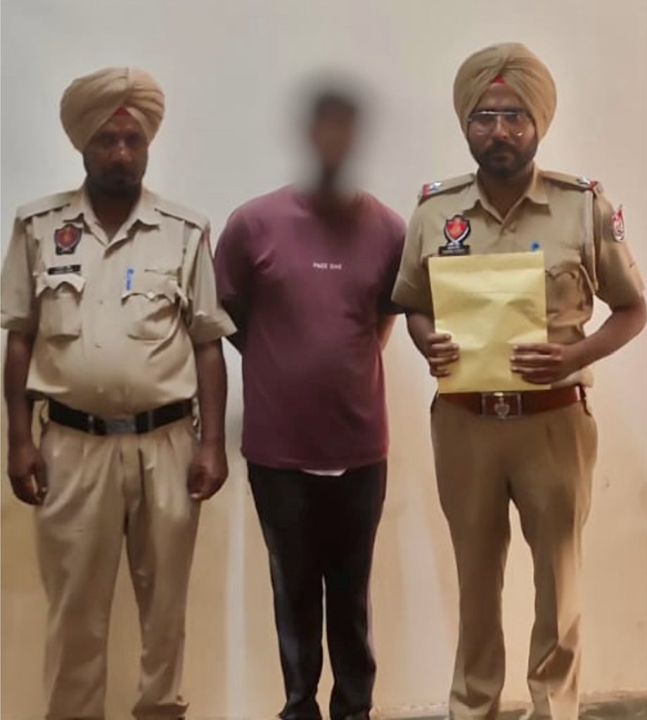 SangrurPolice's tweet photo. 🚨 Under the ongoing #YudhNashianVirudh campaign, #SangrurPolice arrested an individual with the recovery of heroin/Chitta from his possession
💪 Our relentless fight against drugs continues to ensure a safe and drug-free society
#ActionAgainstDrugs #DrugFreePunjab https://t.co/m7JO3IZIu2