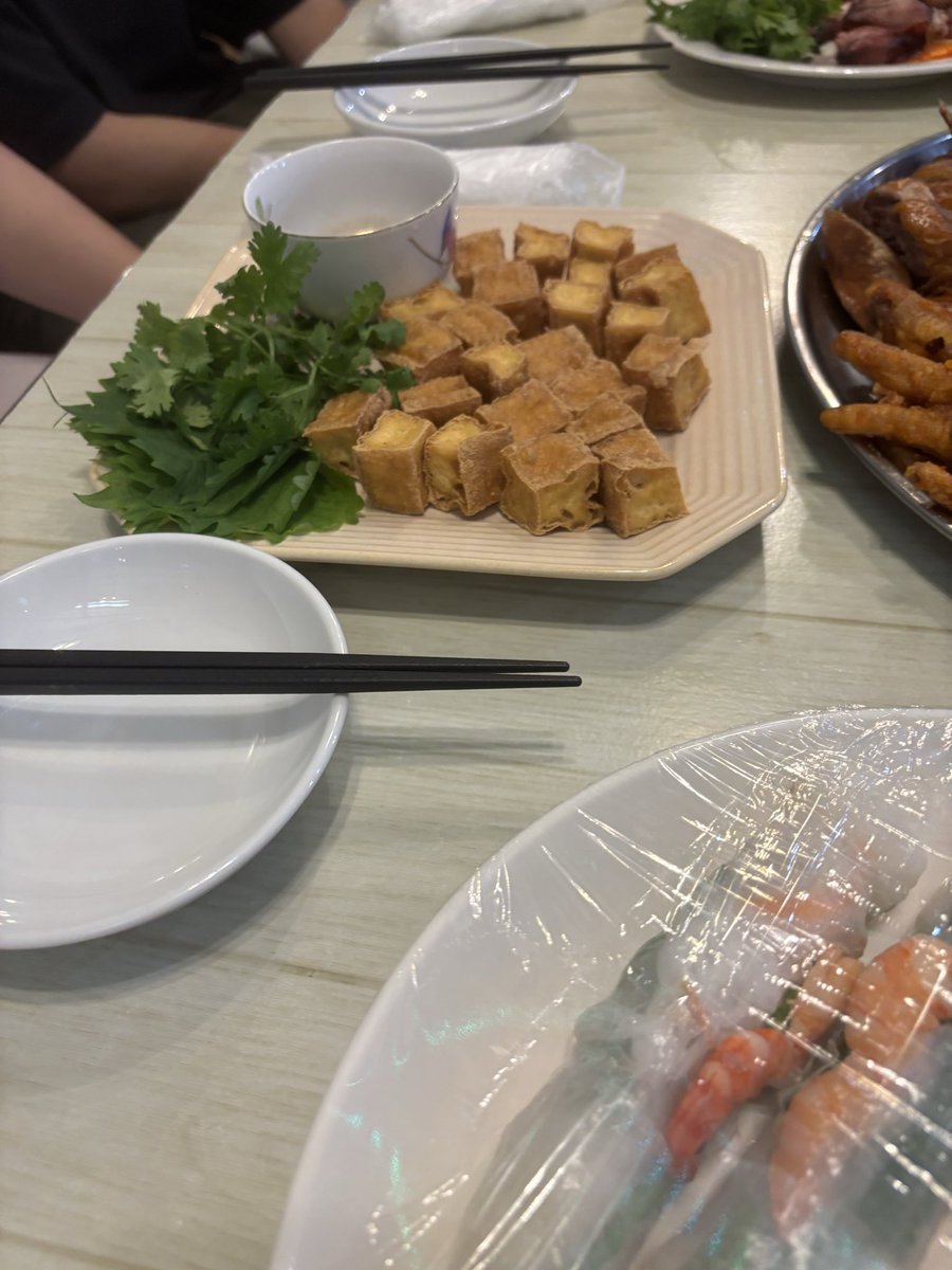HuavoStrong's tweet photo. 今日は、懇親会も兼ねての、
 
職場の飲み会🍻

全てベトナム料理🇻🇳

口の中全て、

パクチーに、占拠されました。 https://t.co/tXK826URRz