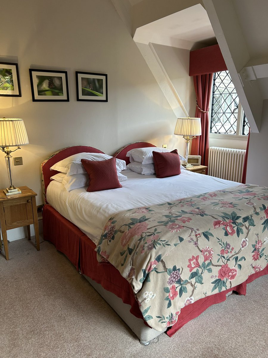 sipan_cymru's tweet photo. もう出たから言います。
昨日は憧れの
ローラアシュレイのホテル
「Llangoed hall hotel」に滞在。

3万ちょい、高いんだけどそれは一人で泊まってるから。2人で泊まれば2万しないからね！ https://t.co/bTVcc5XeJO