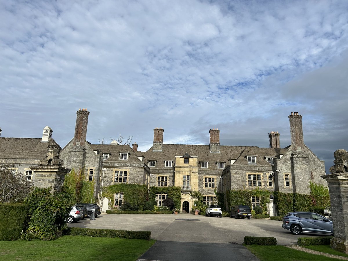 sipan_cymru's tweet photo. もう出たから言います。
昨日は憧れの
ローラアシュレイのホテル
「Llangoed hall hotel」に滞在。

3万ちょい、高いんだけどそれは一人で泊まってるから。2人で泊まれば2万しないからね！ https://t.co/bTVcc5XeJO