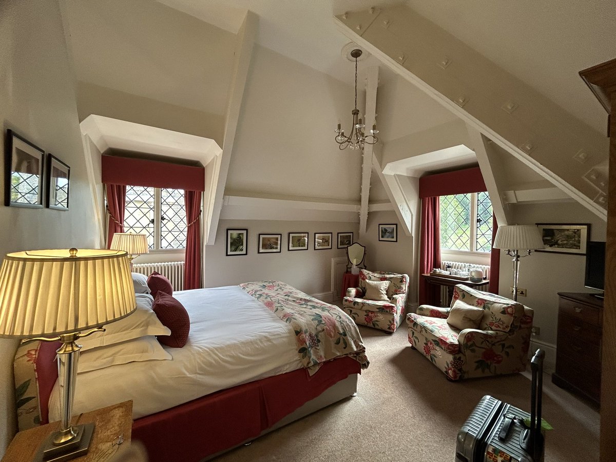 sipan_cymru's tweet photo. もう出たから言います。
昨日は憧れの
ローラアシュレイのホテル
「Llangoed hall hotel」に滞在。

3万ちょい、高いんだけどそれは一人で泊まってるから。2人で泊まれば2万しないからね！ https://t.co/bTVcc5XeJO