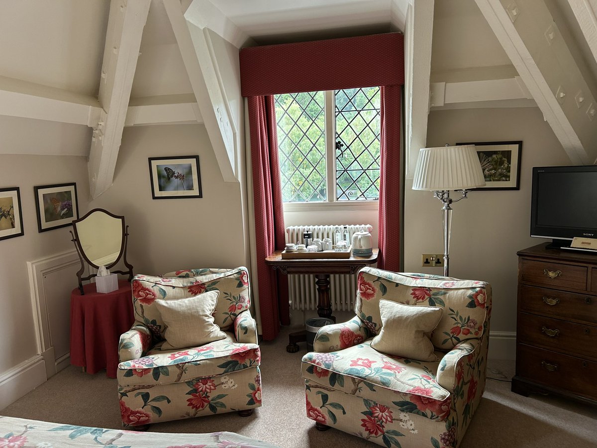 sipan_cymru's tweet photo. もう出たから言います。
昨日は憧れの
ローラアシュレイのホテル
「Llangoed hall hotel」に滞在。

3万ちょい、高いんだけどそれは一人で泊まってるから。2人で泊まれば2万しないからね！ https://t.co/bTVcc5XeJO