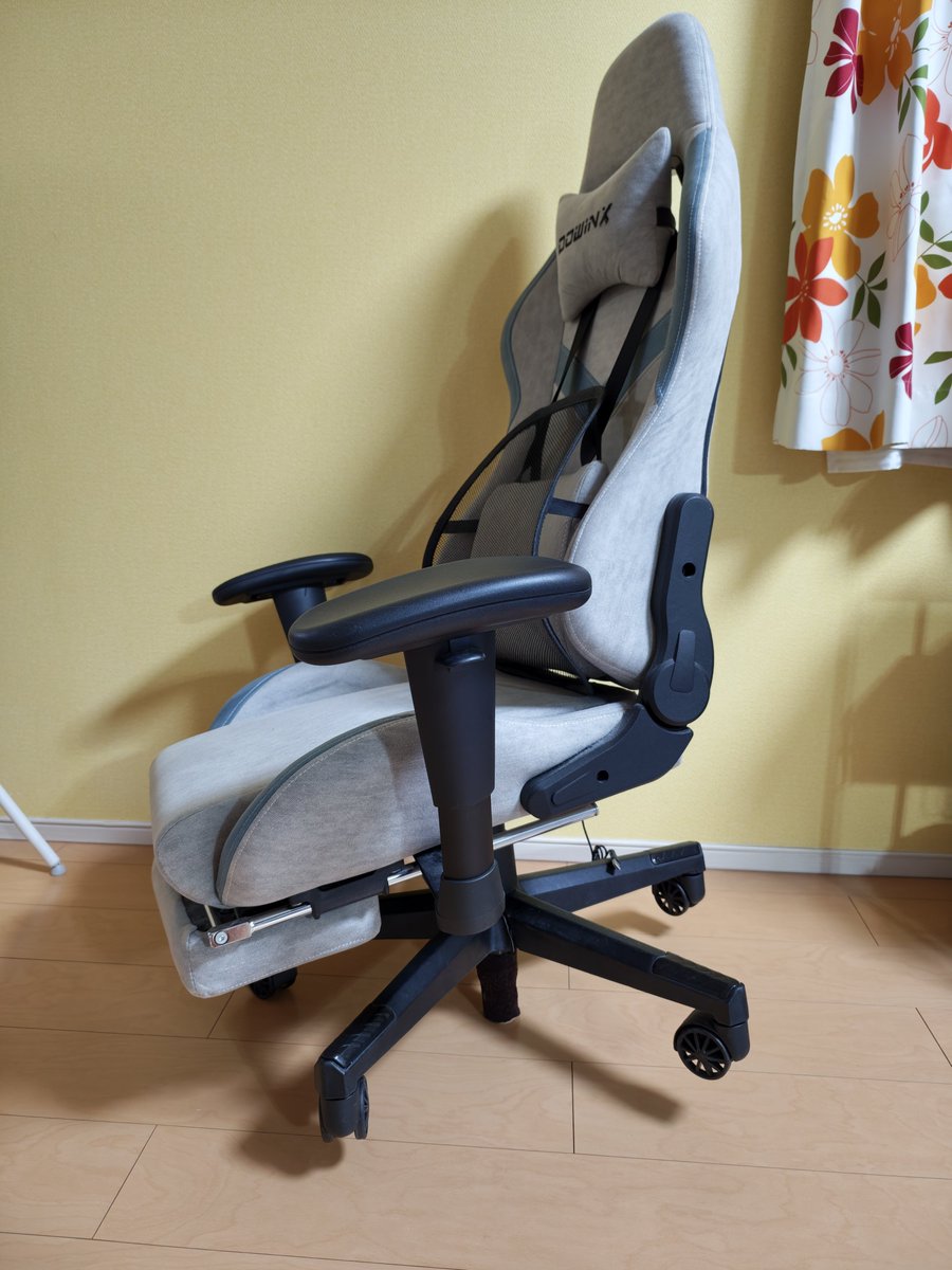 meganico2525's tweet photo. 長年使ってたゲーミングチェアとお別れする時が来たようです
重心がズレるとコケそうになるぐらい傾いて気分はヤジロベー
さようならゲーミングチェア
いつも私の体を支えてくれてありがとう
そしてこんにちは、オフィスチェア
私の体はこれからこいつに支えてもらうよ
#さよならゲーミングチェア https://t.co/QXeYOvr40j