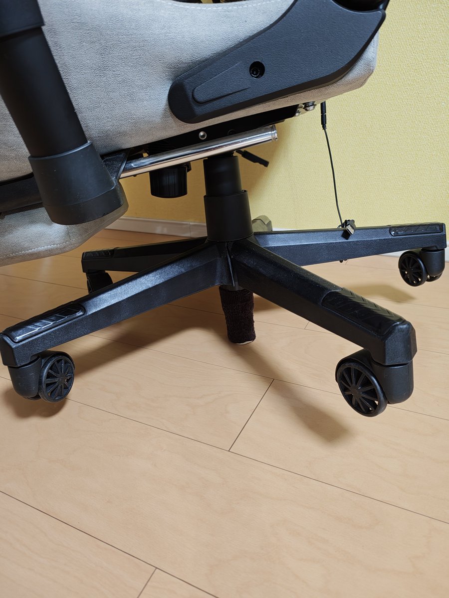 meganico2525's tweet photo. 長年使ってたゲーミングチェアとお別れする時が来たようです
重心がズレるとコケそうになるぐらい傾いて気分はヤジロベー
さようならゲーミングチェア
いつも私の体を支えてくれてありがとう
そしてこんにちは、オフィスチェア
私の体はこれからこいつに支えてもらうよ
#さよならゲーミングチェア https://t.co/QXeYOvr40j