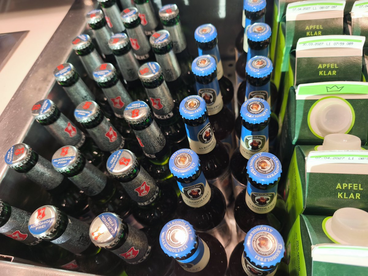 dame_tre's tweet photo. フランクフルト空港のルフトハンザ航空ビジネスラウンジ。流石ビールの種類が豊富。だけど、今日はケルシュビール飲んだので眺めるだけです。自分はエコノミーだけどスターアライアンスゴールドなので…… https://t.co/7CR9mxgz5z