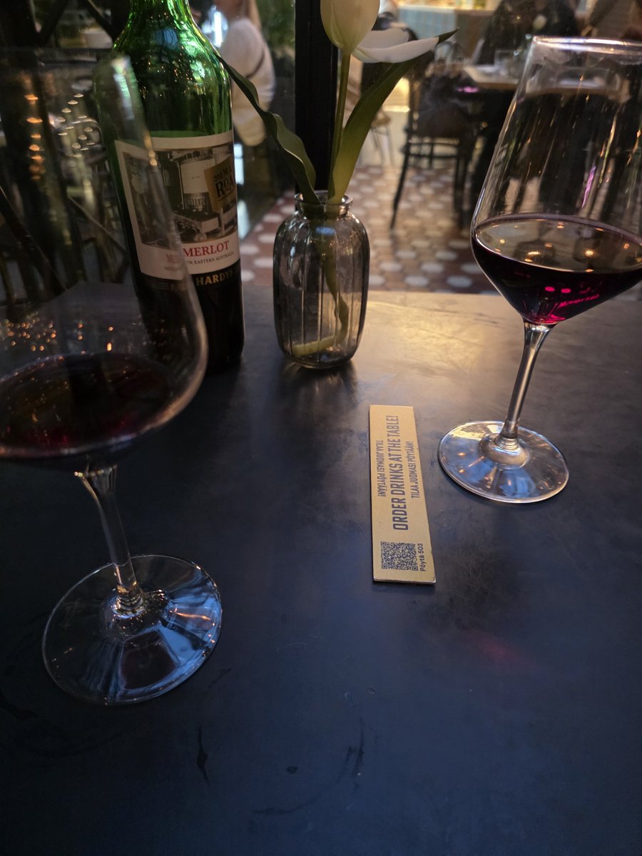 donnabellaa2's tweet photo. Ystävän kanssa tavataan pitkästä aikaa. Hän on ollut työssä Italiassakin vähän aikaa. Oma elämä tuntuu varsin 
tylsältä. 
Asun siis Helsingissä nykyisin.
#Helsinki https://t.co/2YtBdeEUXS