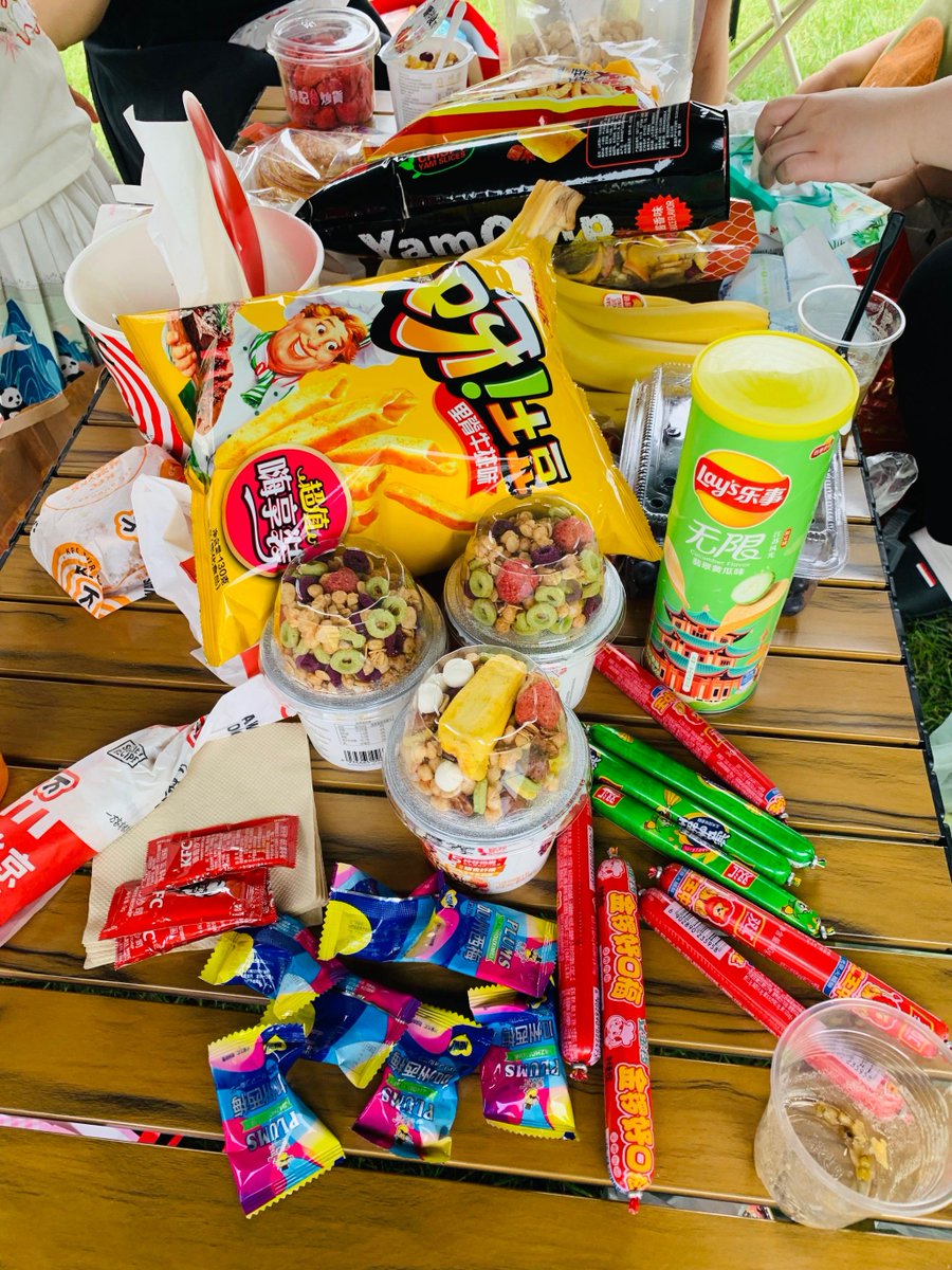 PriscilaGrwk's tweet photo. [Qué rico compartir snacks crujientes con mis amigos!  La tarde se hizo mucho mejor!]， https://t.co/sGGUEjtQEW