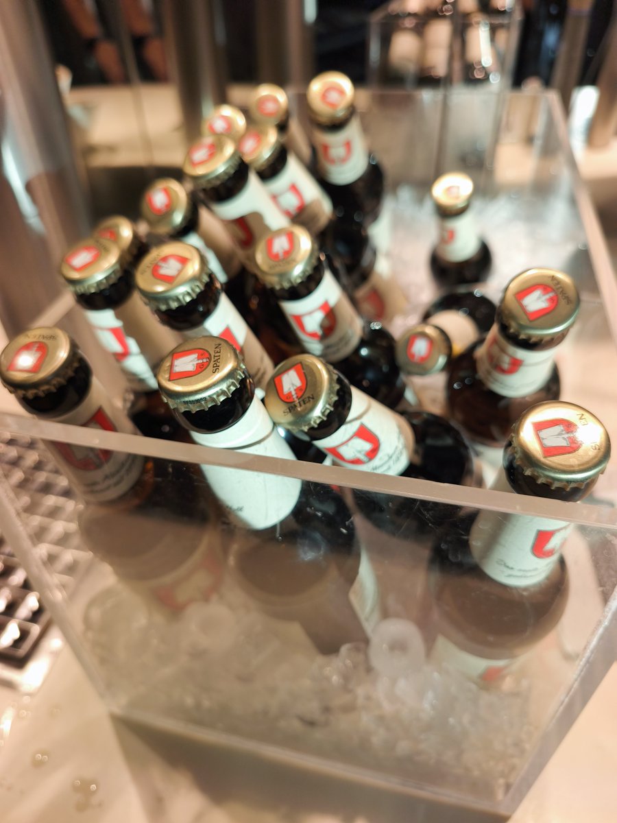 dame_tre's tweet photo. フランクフルト空港のルフトハンザ航空ビジネスラウンジ。流石ビールの種類が豊富。だけど、今日はケルシュビール飲んだので眺めるだけです。自分はエコノミーだけどスターアライアンスゴールドなので…… https://t.co/7CR9mxgz5z