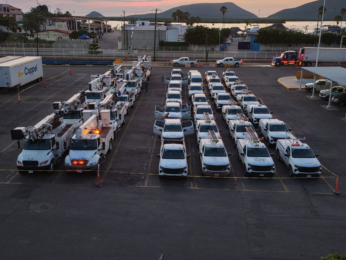 CFEmx's tweet photo. 🚛 ¡Vamos con todo!

Convoyes de la CFE se dirigen en ferry hacia Baja California Sur para reforzar la atención ante el #HuracánPolo. ⛴️ Personal de Distribución y Transmisión ya se encuentra en ruta y desplegado en territorio. Más manos, más equipo para responder donde se necesite. 

A toda la población le recomendamos seguir las indicaciones de las autoridades y mantenerse informada vía cuentas oficiales.