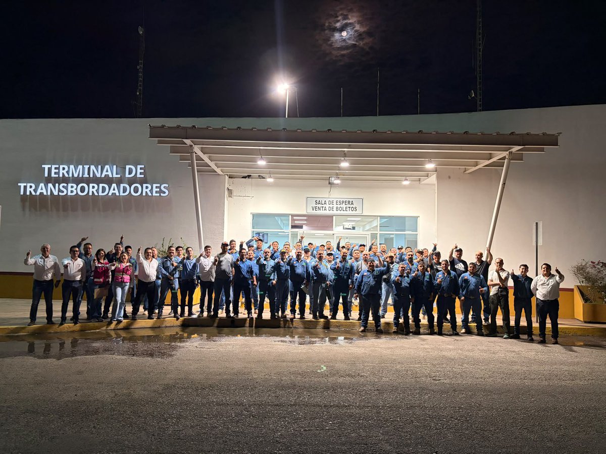 CFEmx's tweet photo. 🚛 ¡Vamos con todo!

Convoyes de la CFE se dirigen en ferry hacia Baja California Sur para reforzar la atención ante el #HuracánPolo. ⛴️ Personal de Distribución y Transmisión ya se encuentra en ruta y desplegado en territorio. Más manos, más equipo para responder donde se necesite. 

A toda la población le recomendamos seguir las indicaciones de las autoridades y mantenerse informada vía cuentas oficiales.