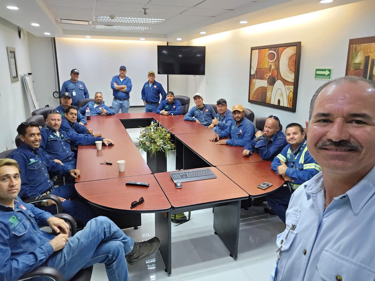CFEmx's tweet photo. 🚛 ¡Vamos con todo!

Convoyes de la CFE se dirigen en ferry hacia Baja California Sur para reforzar la atención ante el #HuracánPolo. ⛴️ Personal de Distribución y Transmisión ya se encuentra en ruta y desplegado en territorio. Más manos, más equipo para responder donde se necesite. 

A toda la población le recomendamos seguir las indicaciones de las autoridades y mantenerse informada vía cuentas oficiales.