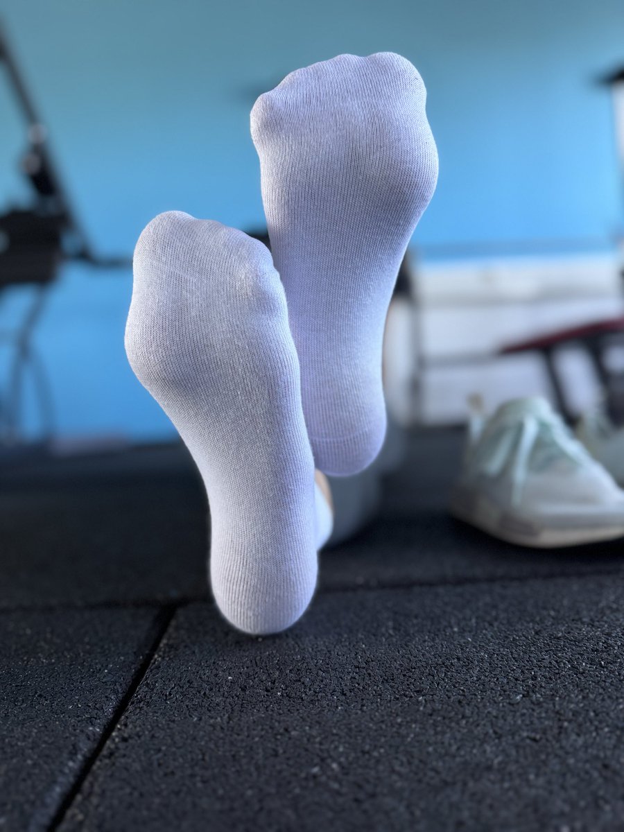 LizTyler66's tweet photo. Samstagabend im Gym 💦😌
Mach dich nützlich - meine Socken warten auf DICH! 😏

@modelssecret_ https://t.co/ga5v4TQ9gY
