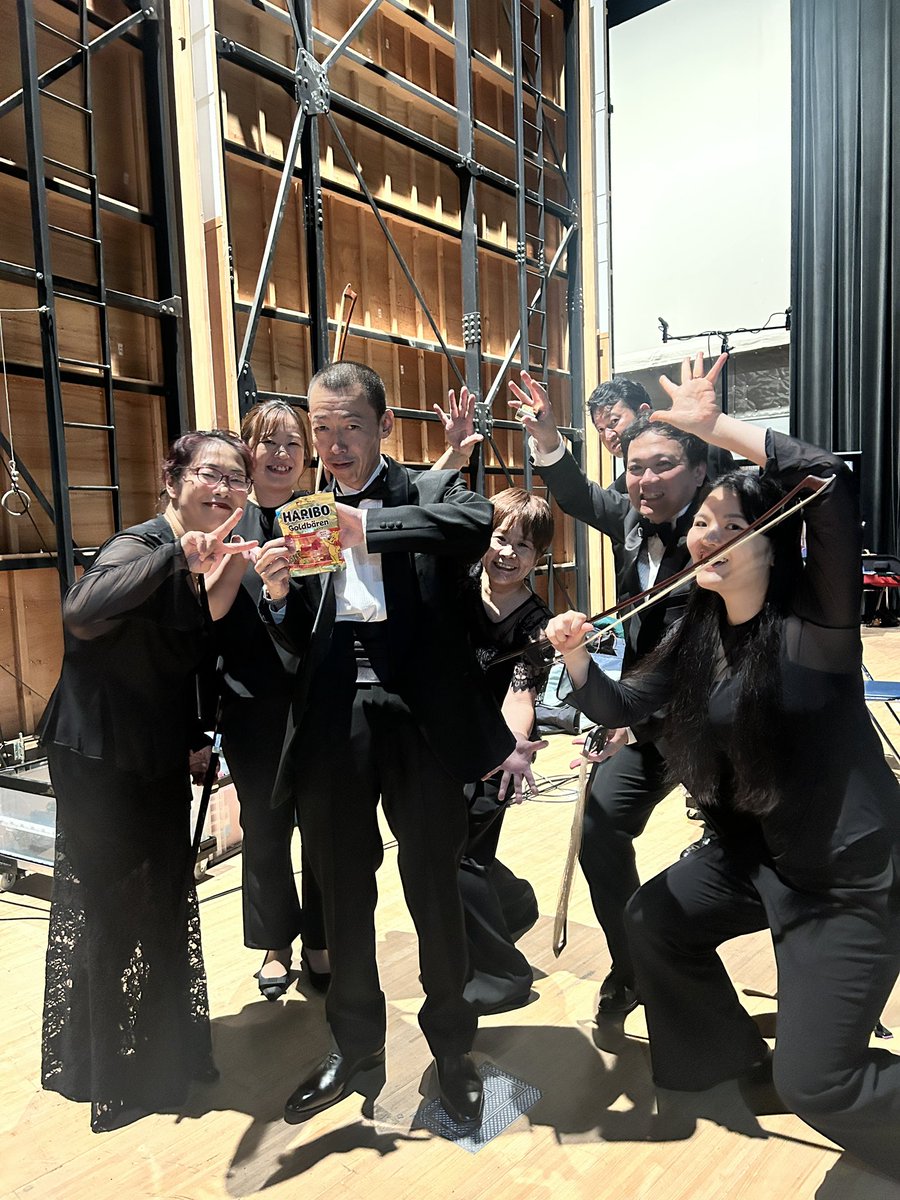 mhayaseCb's tweet photo. マーラー「巨人」3mov.冒頭のCbソロはバス弾きにとってはできれば避けたい、でも誰でもが演奏できるものでもない。今回は首席奏者の望月が堂々と演奏いたしました。おつかれさまを込めて、パートより彼が好きなメッセージ付きHARIBOをプレゼントしました🎁
おつかれさま！モッチー😘 https://t.co/7BVNb1FCms