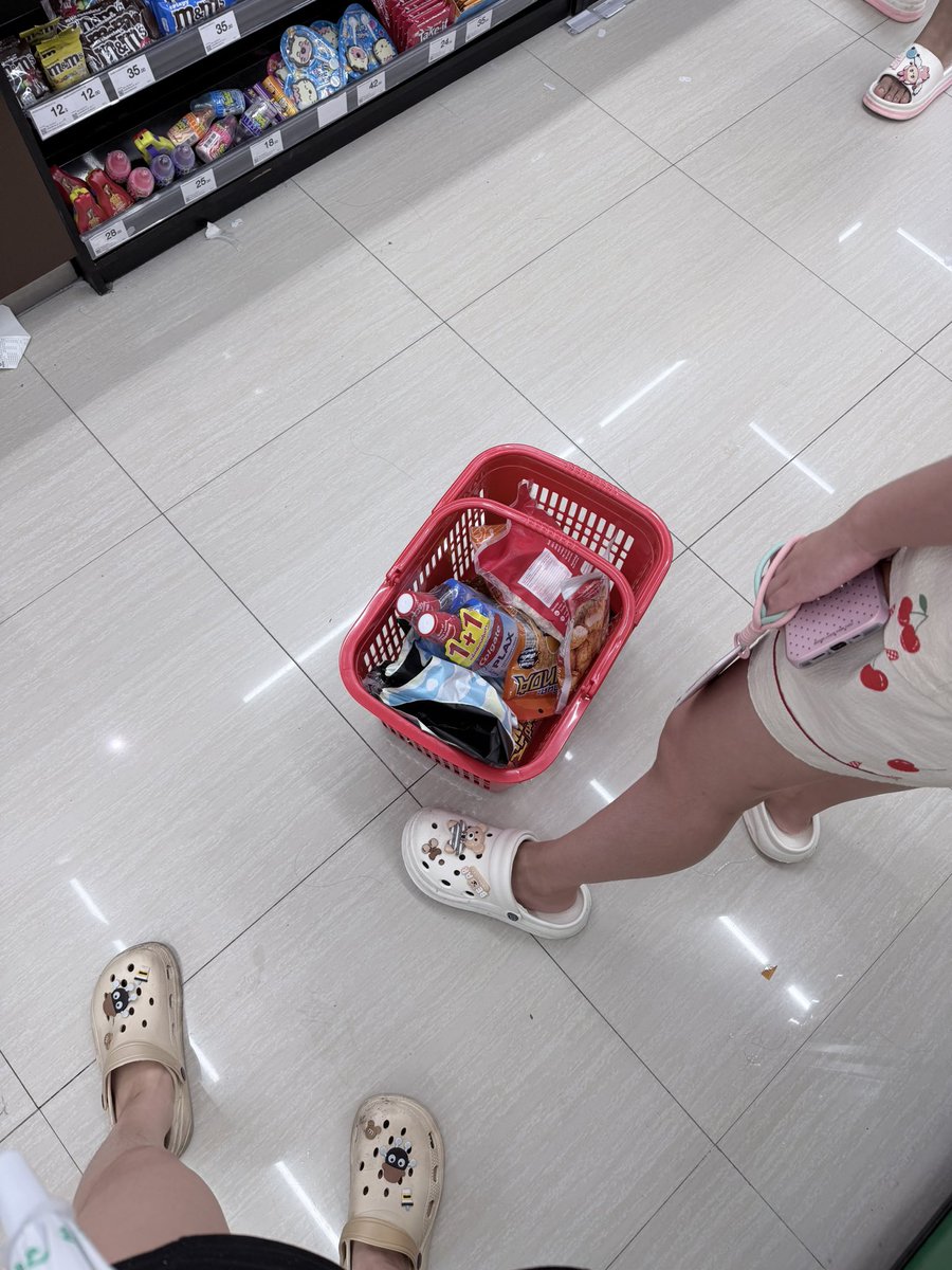 axism66's tweet photo. ชีวิตดีๆที่ลงตัวสุดๆ #น้ำท่วม https://t.co/HJ39GNzAwb