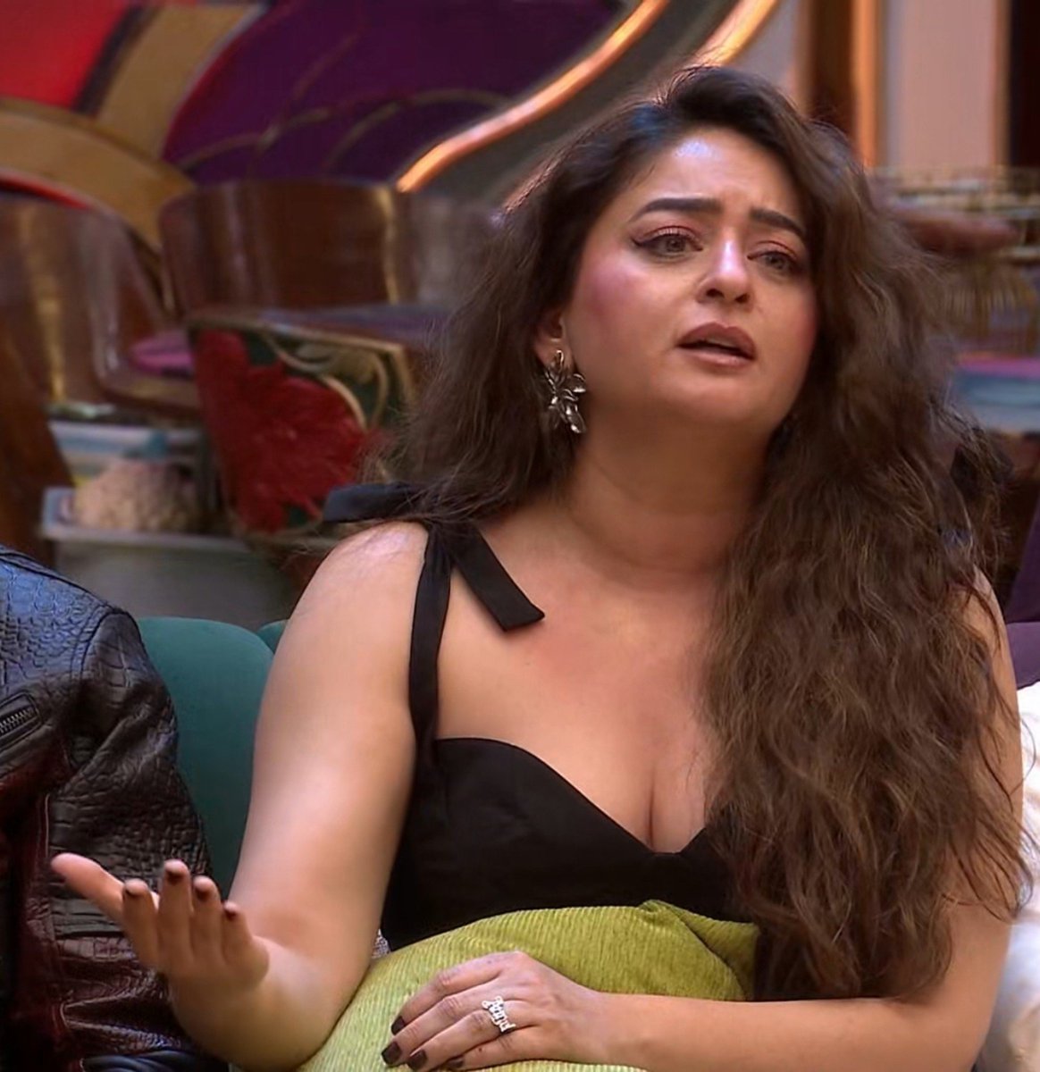 its_SanyHere's tweet photo. Amrapali Amma hai
Isko Na*ga kar dungi 
Iski G mar dungi 
Ye mere pair ki juti nahi hai 
Iski shakal chakke ki Tarah hai

And this woman is talking Abt Sahi and Galat? 

#YungDSA #ScoutOp #BiggBoss20 https://t.co/uv8p0qWUju