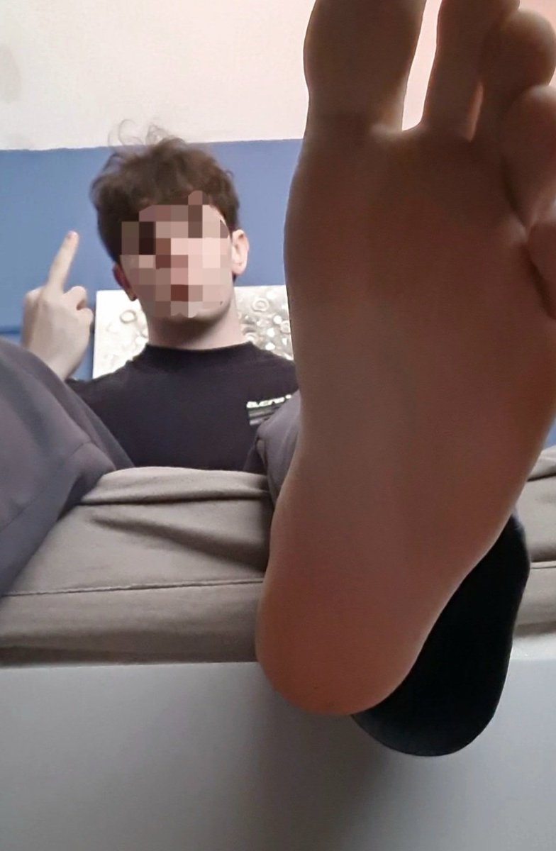 MasterVangchu's tweet photo. Fresh from the gym, come sniff loser. #Findom #Feet #CashMaster https://t.co/sdIQKNZoqq