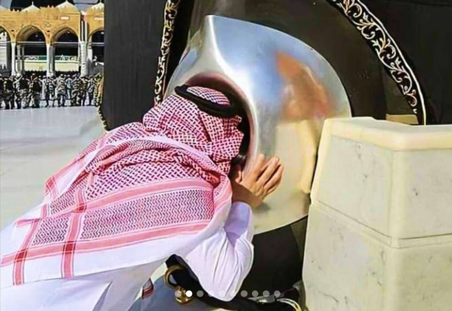 BolbBilal's tweet photo. PTDR 🫵🤣les cathos polythéistes ✝️qui vénèrent des statues 🙏🗿 ! Moi je retourne adorer Allah le dieu unique en embrassant la pierre noire ! https://t.co/WiIkGPJNLD