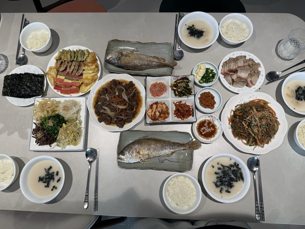 winonarara's tweet photo. 品数が多いしすごく美味しそう！
手前の右はジェチャン君の？
スープに浮かんでいるのは海苔かな？
めっちゃ多い笑

#ジェチャン #재찬 #JAECHAN https://t.co/xzQT3PSteQ