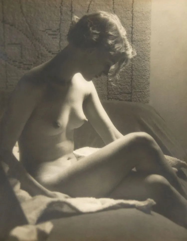 Ttalindeyzac's tweet photo. ‘Lee Miller Nude with Sunray Lamp’, 
Man Ray, 1926 https://t.co/UHATBCo0zA
