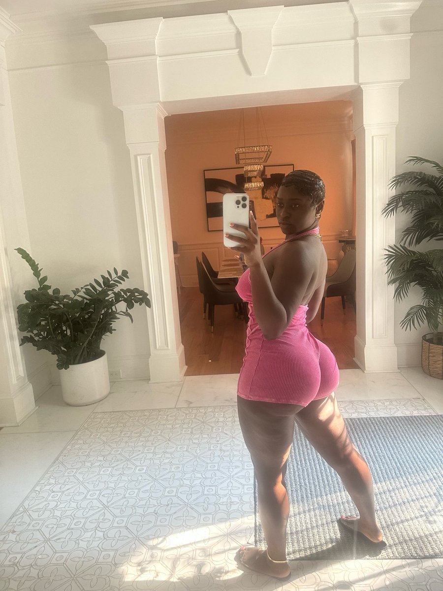 funnyassjenise's tweet photo. I finally look my actual height here https://t.co/HeotCLI60f