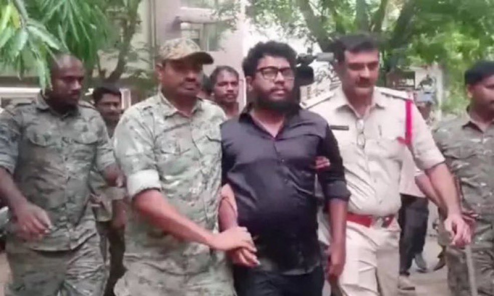 TheTeluguDaily_'s tweet photo. 🚨 ప్రశ్న రావణ్ కేసులో కీలక విషయాలు!

పోలీసుల దర్యాప్తులో వెలుగులోకి వచ్చిన వివరాల ప్రకారం:

• విదేశాల నుంచి రావణ్ ఖాతాకు రూ.29 లక్షలకు పైగా నిధులు.
• వైసీపీ నేత ఇంద్రసేన ఖాతా నుంచి మరో రూ.25 లక్షల బదిలీ.
• రావణ్ విమాన టికెట్లు బుక్ చేసింది కూడా ఇంద్రసేనే.
• ఇంద్రసేన ఫ్లాట్ నుంచే యూట్యూబ్ ఛానల్ నిర్వహణ.
• మావోయిస్టు సానుభూతిపరులతో సంబంధాలపైనా విచారణ.

#PrashnaRaavan #Joseph