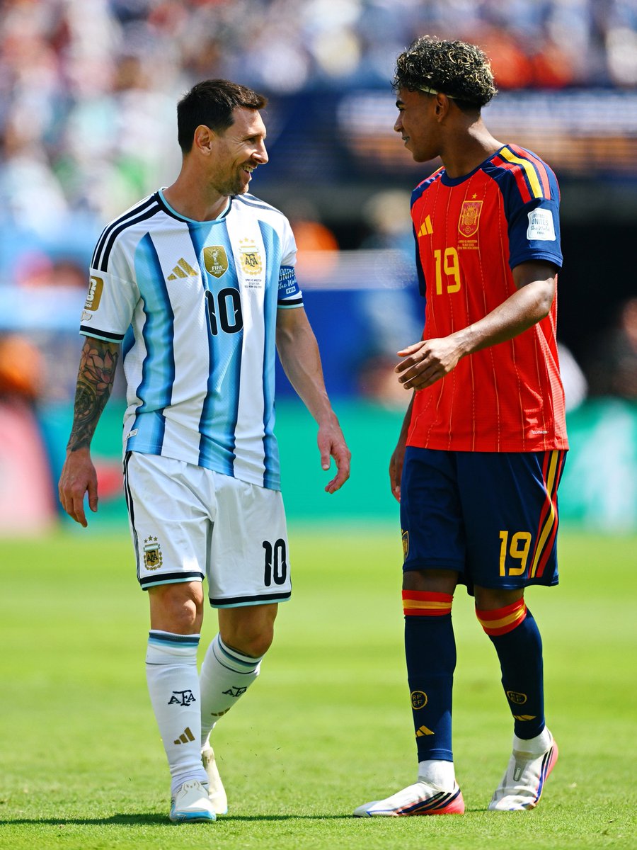 RuangBarca's tweet photo. 🚨🗣 "Apakah kamu akan memberikan Ballon d'Or kepada Mbappé?

Grimaldo :

"Tidak, Saya akan memberikannya kepada Lamine. Aneh rasanya memenangkan Ballon d'Or tanpa memenangkan Trophy. Bila seperti itu, MESSI harusnya sudah punya 15" https://t.co/9BOv4fRYgZ