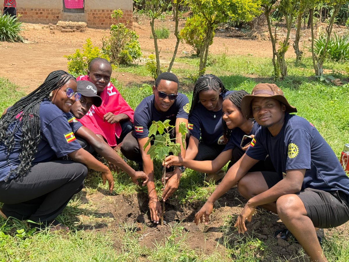 rotaract_kcu's tweet photo. 🌳🌲🌳
The Rotaract of King Ceasor University meets with the Rotaract of Bwerenga and  other rotaract clubs for an impactful activity where they planted 500+ trees today in Namungo-Mitiyana district. 
Each One Engage For Impact
Rotaract_KCU Vs Rotaract_Bwerenga
Tree planting 🌲🌳 https://t.co/a0P8PWeHa1