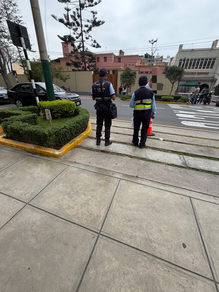 nis_7_7's tweet photo. DATO QUE ME PASARON:

Llego fiscalización a la Pop Up, toda la gente SIN QR que está afuera aglomerada la han tenido que dejar pasar al patio y se les ha indicado que no van a ingresar sin QR pero insisten en seguir ahí… 

PUEDEN DEJAR DE IR!!!!!!!!

Fotos no son mías, sus créditos a quien corresponda