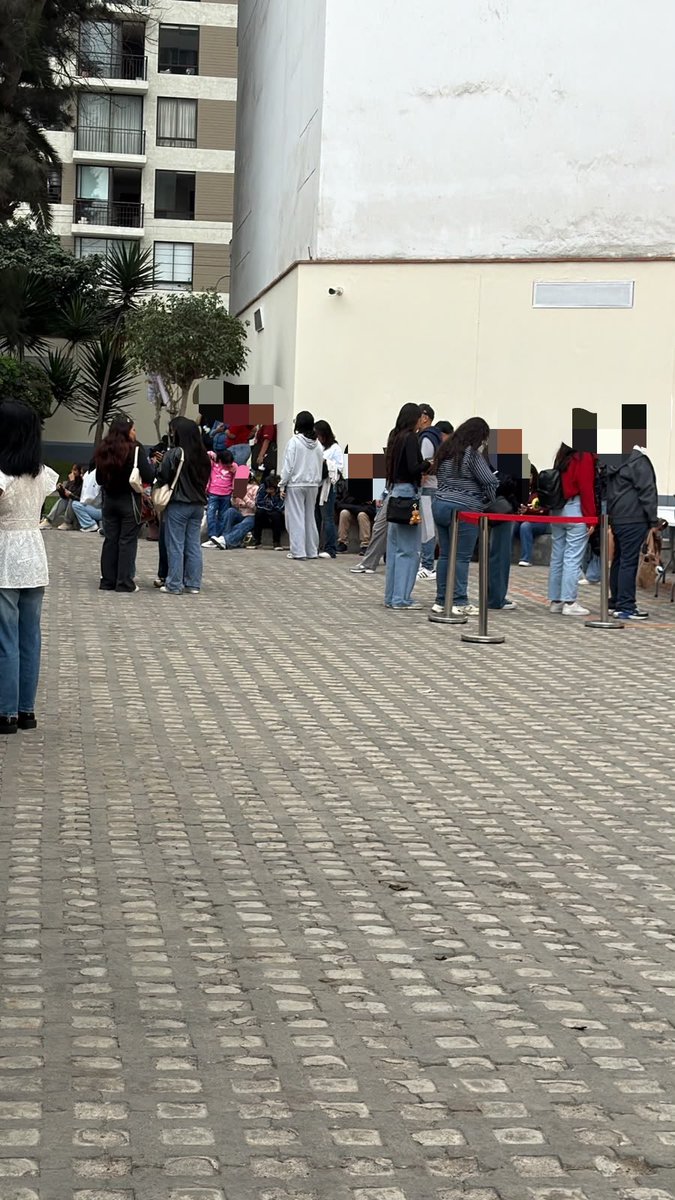 nis_7_7's tweet photo. DATO QUE ME PASARON:

Llego fiscalización a la Pop Up, toda la gente SIN QR que está afuera aglomerada la han tenido que dejar pasar al patio y se les ha indicado que no van a ingresar sin QR pero insisten en seguir ahí… 

PUEDEN DEJAR DE IR!!!!!!!!

Fotos no son mías, sus créditos a quien corresponda