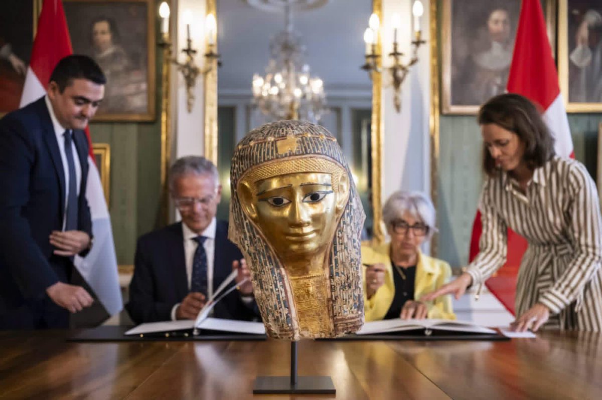 MfaEgypt's tweet photo. مصر تستعيد كنوزها الأثرية
صرح السفير نادر زكي المتحدث الرسمي باسم وزارة الخارجية أن بعثات مصر في الخارج حققت إنجازات مهمة خلال شهر سبتمبر الجاري حيث تمكنت السفارة في برن من استعادة قناع أثري ذهبي، فيما استعادت السفارة في بيروت ٧٤ قطعة أثرية.
Egyptian Treasures Brought Home https://t.co/A1SdLILGno