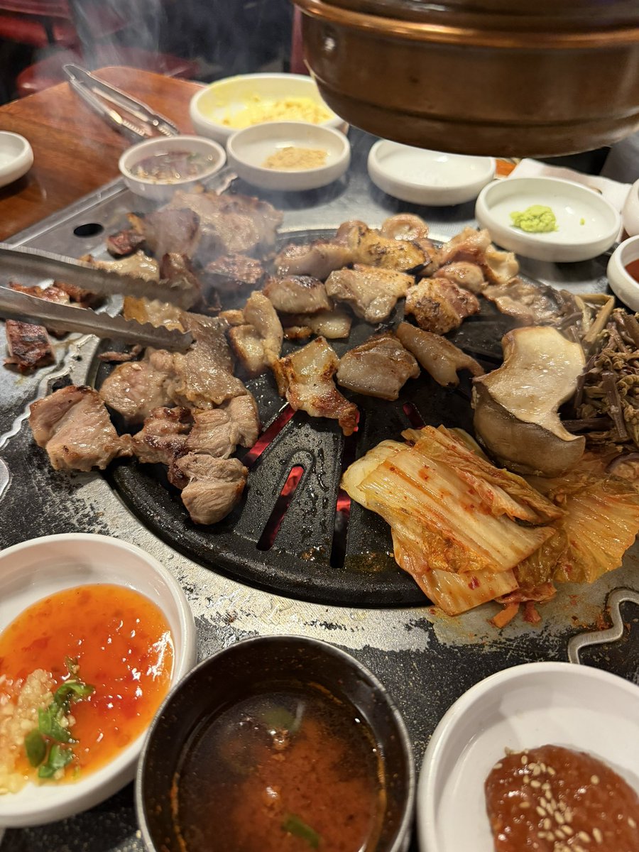 yw11253's tweet photo. 今日はチュソクで食事するとこがみんなお休みで困ってたら、ここは24時間営業中👍スンヨンものサインが2箇所貼ってあった🙌お肉も美味しかったよ！ https://t.co/VnZyb1r4ie