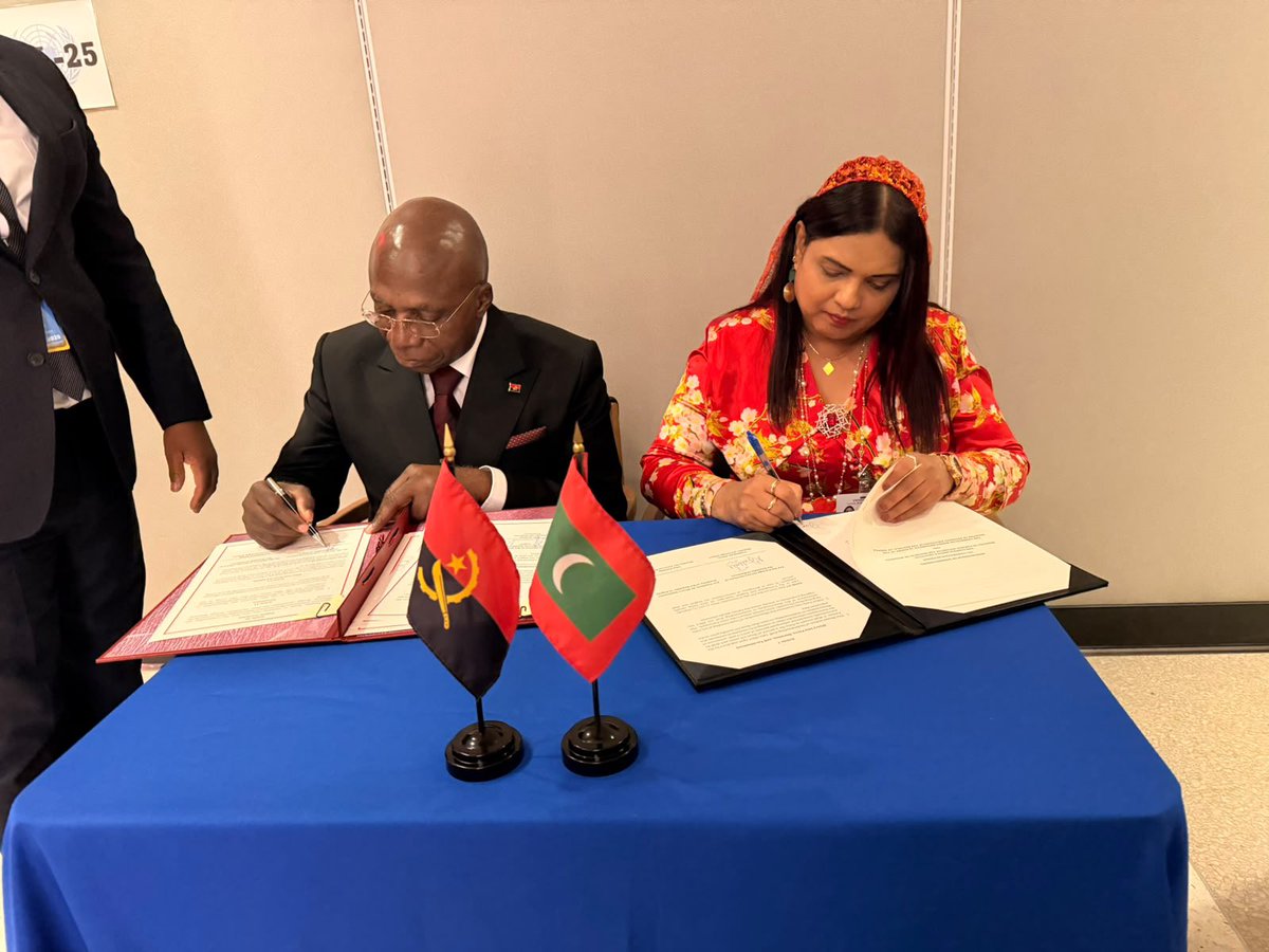 IruthishamAdam's tweet photo. 🌍Pleased to meet once again with Minister of External Relations of Angola Téte António @amb_tete on the sidelines of #UNGA81HLW.

Building on the momentum of our meeting in Malé in June, I am particularly pleased that our earlier discussions have led to tangible progress, with two MoUs signed today, on Political Consultations, and on Diplomatic training and capacity building between our foreign Service Institutes. 

@MoFAmv 
@MVPMNY 
@MDVinGeneva 
@angola_Mirex