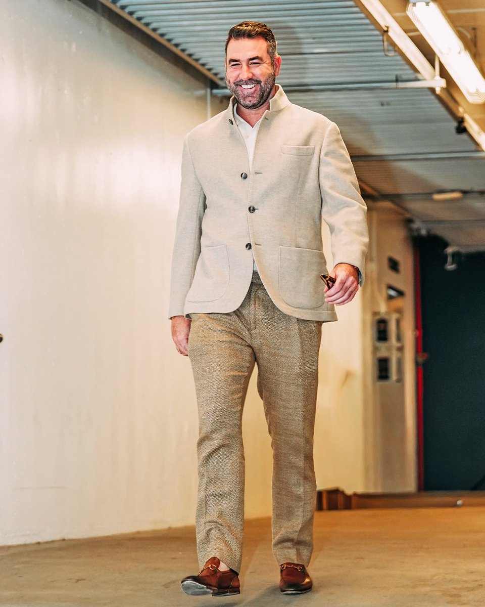 Justin Verlander arrives in style for his final career start in Detroit today 🤩 
 [📷](https://pbs.twimg.com/media/HTJ8vdEXQAA6b62.jpg) https://pbs.twimg.com/m