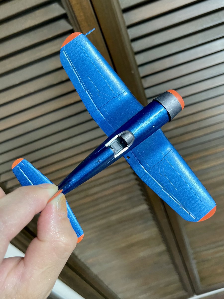 OneDA_Esora's tweet photo. 今日のプラモ制作かなりはかどりました🔧

先作りのコクピットのマスキングも外し明日からいよいよキャノピーなどの塗装…

このコルセアオリジナルのカラーリングでは無いけどプラモ塗装のカラーは自由だと思っとりますw https://t.co/RhT8n2nRa0