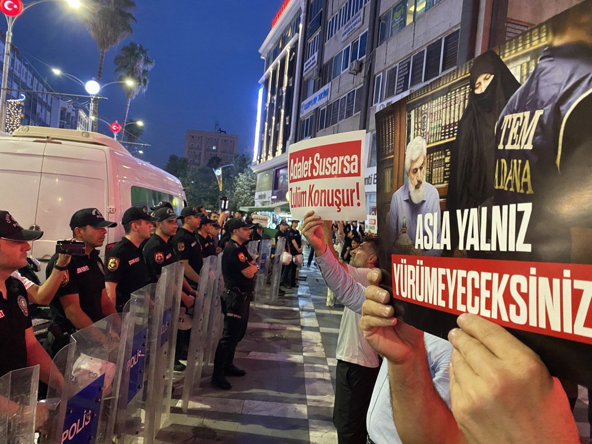 furkanhareketiT's tweet photo. ŞANLIURFA'DA KARDEŞLERİMİZ ABLUKA ALTINDA! 

Haksız bir şekilde tutuklu bulunan Alparslan Kuytul Hocaefendi Semra Kuytul Hocahanım ve çok sayıda Furkan Hareketi mensubu kardeşimize yapılan zulmü duyurmak için düzenlenen yürüyüş ve basın açıklaması Şanlıurfa emniyeti tarafından engelleniyor! Kardeşlerimiz saatlerdir abluka altında tutuluyor! 

Bu zulme derhal son verin!