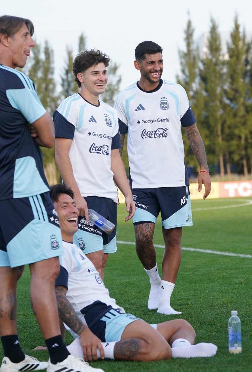 todoporlicha's tweet photo. Ahhh no había visto esta foto. Mirá la felicidad que manejan 😭♥️ https://t.co/ahwTnffMJy