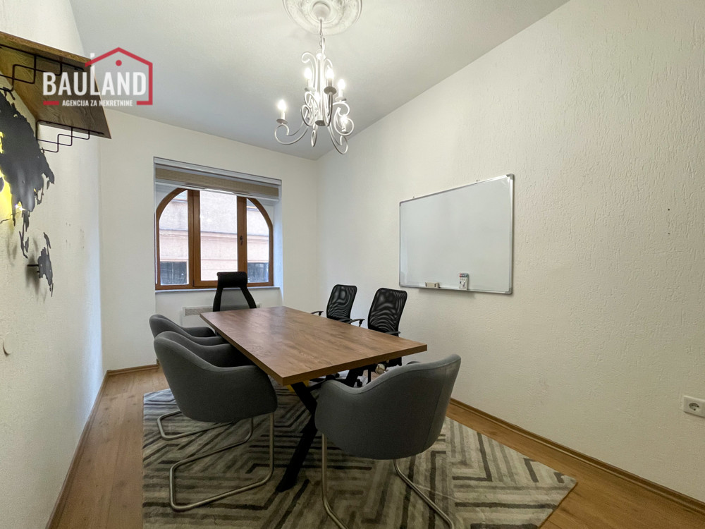 TraumImmos's tweet photo. Baščaršija, Stari Grad Sarajevo: 74 m² Bürofläche im ersten Stock eines gepflegten Gebäudes, vollständig renoviert und mit hochwertigem Mobiliar ausgestattet. Miete: 1.500 BAM.

Mehr erfahren: https://t.co/je4tQKUlcl

#Baščaršija #StariGradSarajevo #Bürofläche #Miete https://t.co/atZ5dV9Ycg