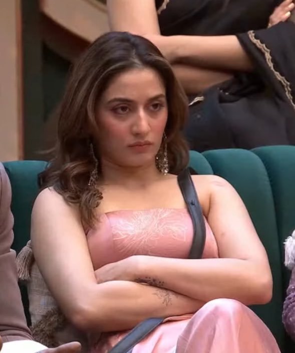 Its_egoist's tweet photo. Full biased h Yeh Maker's , #UditiSingh toh itni masoom h Dunya Main Aate Hi BB20 main aa gyi bichari😭 
#BiggBoss20 #ScoutOp #YungDSA https://t.co/XY8HaWxkcE