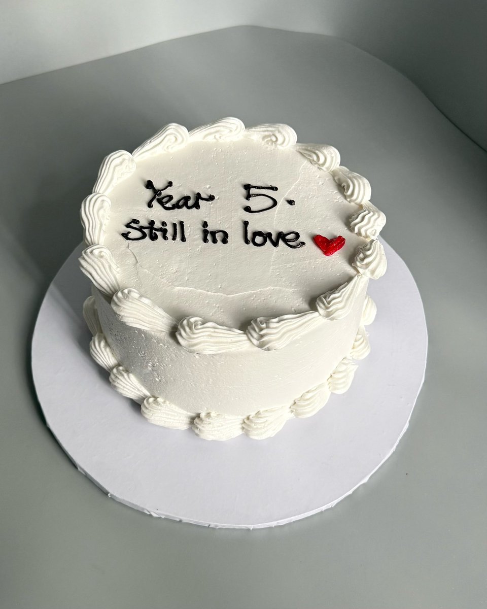 Ws_Bakeshop's tweet photo. it’s been a very busy week of proposal cakes, birthday cakes and a little bit of kicking 💞 https://t.co/KwogPhFfXh