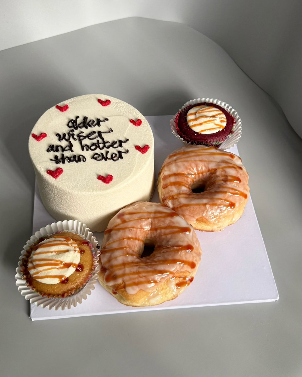 Ws_Bakeshop's tweet photo. it’s been a very busy week of proposal cakes, birthday cakes and a little bit of kicking 💞 https://t.co/KwogPhFfXh