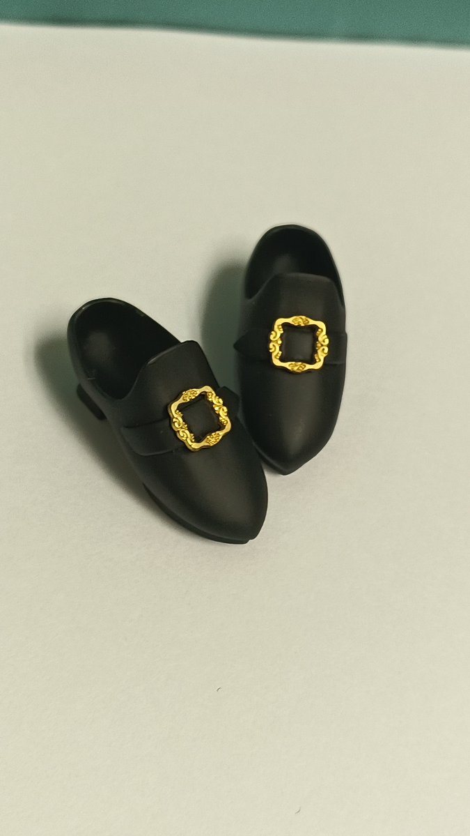 TailorMesh_nui's tweet photo. お品書き③
オビツ30用の靴を少し持って行きます。
高品質な水洗いショーコタフレジン製です。
中世のバックルシューズの形にしました。

簡易研磨とマットコートをしていますが、光造形ですのでチリや小キズ、サポート跡があります。
実物を見てご判断の上ご購入ください

9月27日（日）#アイドール札幌
海外ドール　う21にてお待ちしてます。
#オビツ30