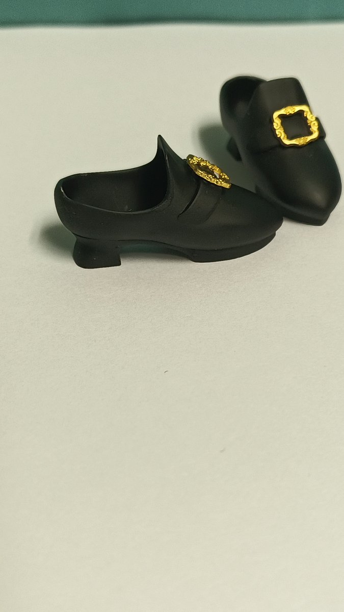 TailorMesh_nui's tweet photo. お品書き③
オビツ30用の靴を少し持って行きます。
高品質な水洗いショーコタフレジン製です。
中世のバックルシューズの形にしました。

簡易研磨とマットコートをしていますが、光造形ですのでチリや小キズ、サポート跡があります。
実物を見てご判断の上ご購入ください

9月27日（日）#アイドール札幌
海外ドール　う21にてお待ちしてます。
#オビツ30