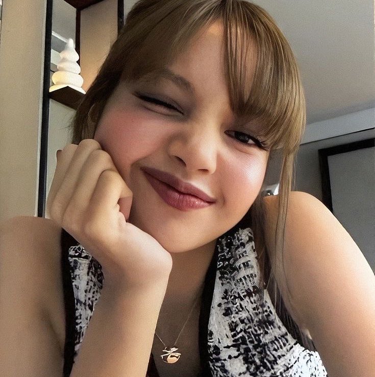 lalisahourIy's tweet photo. cutest and hottest at the same time https://t.co/uIjqseSFjd