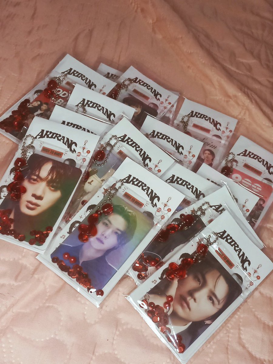 collectthv's tweet photo. ❤️ FREEBIES PARA ARMYs ❤️
 Eu e minha irmã ( @rkivecollectt ) preparamos esses freebies com muito carinho para os ARMYs! 🥹💜 Eu não vou ao show, mas ela estará lá entregando alguns. Se encontrar ela, pega o seu! 🫶🏻✨aproveitem esse dia inesquecível!  Borahae! 💜 https://t.co/ZukzgW251Z