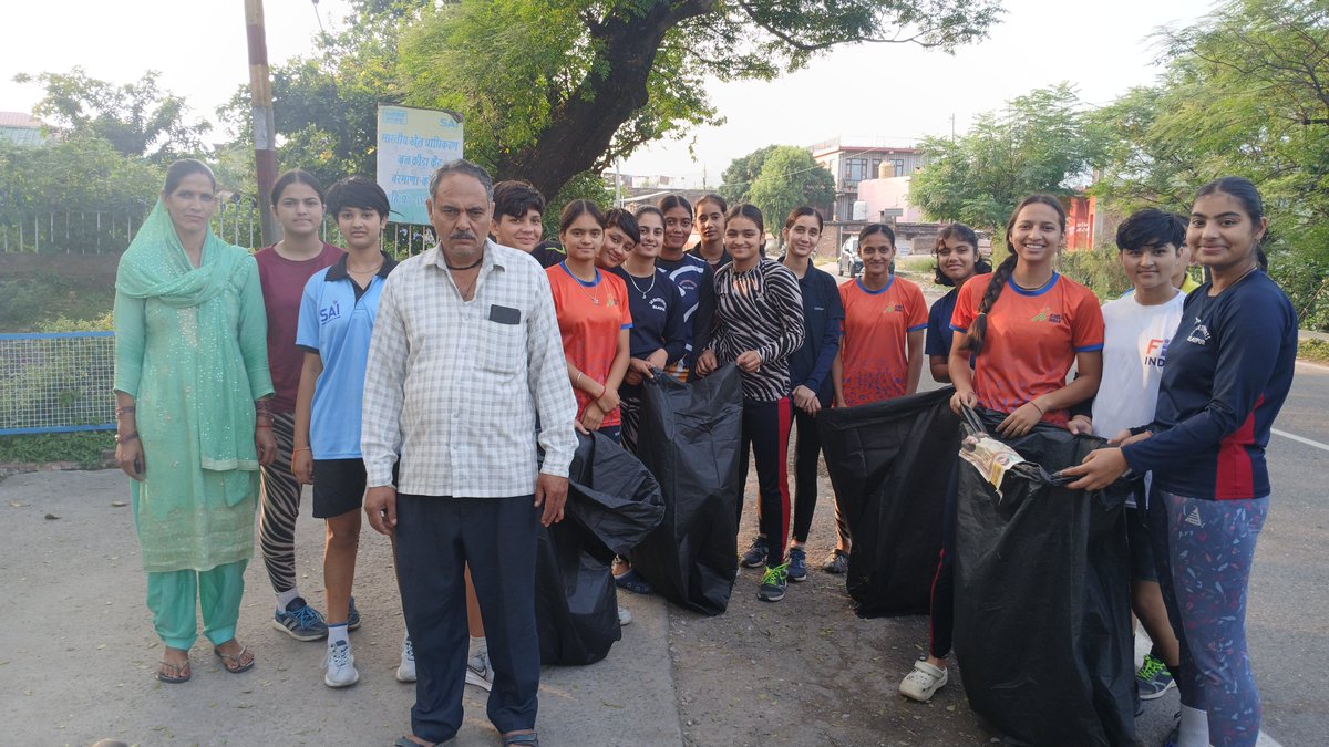 BilaspurSt53791's tweet photo. स्वच्छता ही सेवा 🇮🇳

भारतीय खेल प्राधिकरण प्रशिक्षण केंद्र, बिलासपुर एवं जल क्रीड़ा केंद्र, बरमाणा कोलडैम में “स्वच्छता ही सेवा” अभियान के अंतर्गत सार्वजनिक स्थानों पर स्वच्छता एवं साफ-सफाई अभियान चलाया गया। 🧹🇮🇳
स्वच्छ भारत, स्वस्थ भारत! 🇮🇳

#SwachhataHiSeva #SwachhataPakhwada https://t.co/2anlaB6x0x
