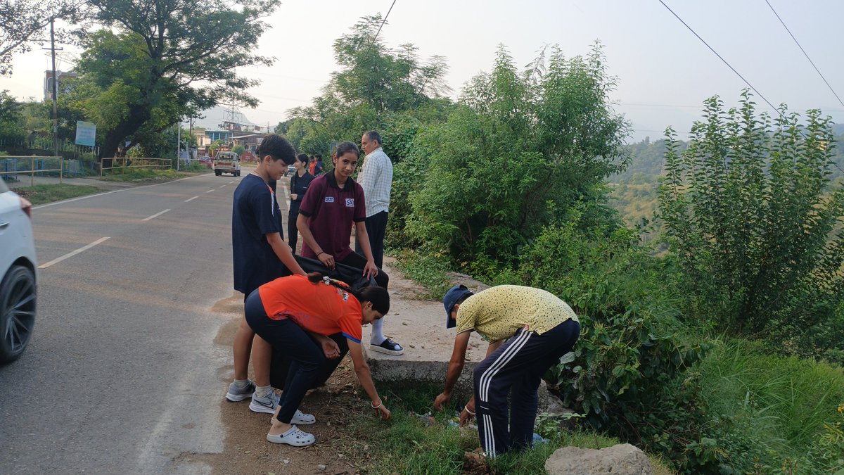 BilaspurSt53791's tweet photo. स्वच्छता ही सेवा 🇮🇳

भारतीय खेल प्राधिकरण प्रशिक्षण केंद्र, बिलासपुर एवं जल क्रीड़ा केंद्र, बरमाणा कोलडैम में “स्वच्छता ही सेवा” अभियान के अंतर्गत सार्वजनिक स्थानों पर स्वच्छता एवं साफ-सफाई अभियान चलाया गया। 🧹🇮🇳
स्वच्छ भारत, स्वस्थ भारत! 🇮🇳

#SwachhataHiSeva #SwachhataPakhwada https://t.co/2anlaB6x0x