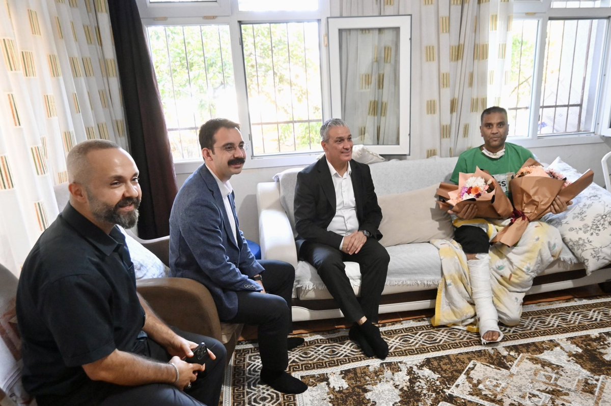 ibrahimgulMHP's tweet photo. Geçirdiği elim kaza sonucu tedavi gören ve ardından taburcu olarak evine dönen belediye personelimiz Ata Kızılay’ı, Belen Kaymakamımız Sayın Onur Şan ve Belen Devlet Hastanesi Başhekimimiz Uzm. Dr. Murat Güler ile birlikte ziyaret ederek geçmiş olsun dileklerimizi ilettik. https://t.co/KYrh2abjoq
